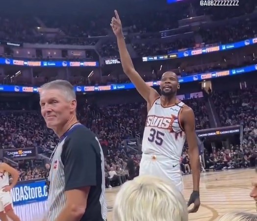  佩頓：兄弟你要上天？KD：你跟我這么大的時候已經(jīng)是球隊第8人了