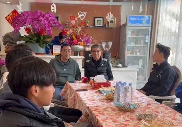  申花董事長(zhǎng)谷際慶帶領(lǐng)部分球員，前往崇明基地看望徐根寶指導(dǎo)