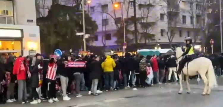  馬競球迷進入伯納烏時向人群投擲雜物，導致安保對其進行脫鞋檢查