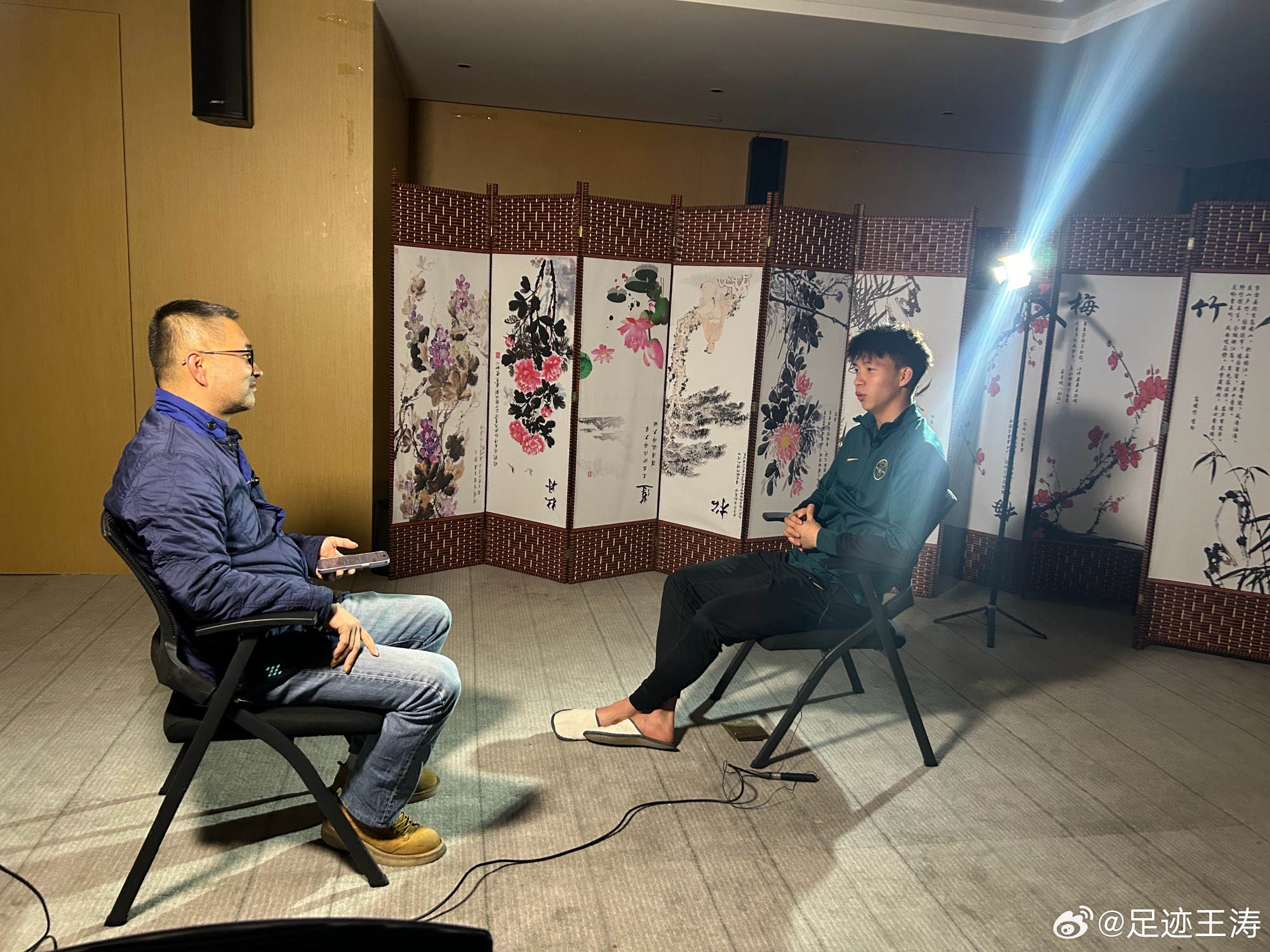  記者：王鈺棟視韋世豪為偶像&想加他微信，現(xiàn)進(jìn)了國(guó)足不知加到?jīng)]