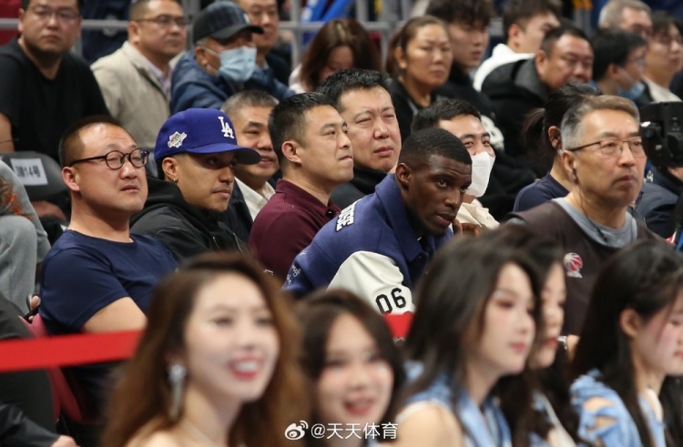  真籃球迷！國安外援法比奧攜玉昆外援科斯塔來到五棵松觀戰(zhàn)CBA