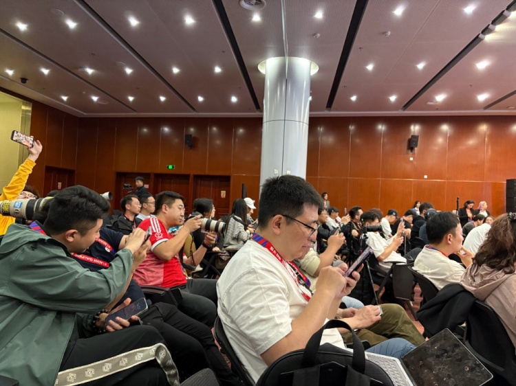  萬眾矚目！記者擠滿國(guó)足賽前新聞發(fā)布廳，賽場(chǎng)記者預(yù)計(jì)超300人