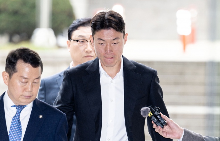  韓媒：庭審現(xiàn)場黃義助始終低頭雙手合十，判決后不停致歉