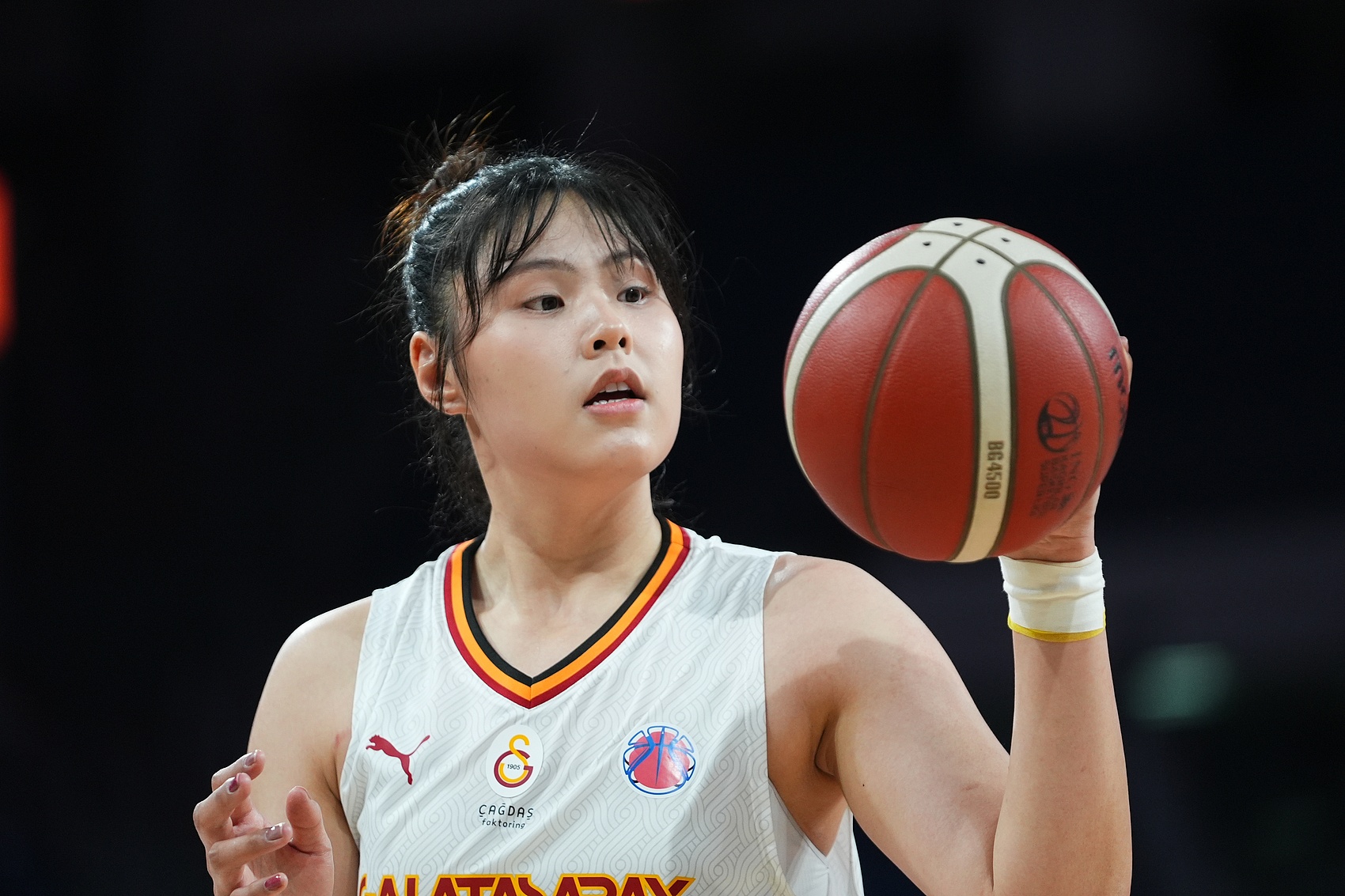  穩(wěn)定高效！李月汝9中6得到18分10板1助2斷1帽 罰球6中6